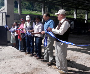 Autoridades de La Secretaría de Agricultura y Ganadería: Gerardo Morataya, de FUNDER: Miguel A Bonilla, COMRURAL: Adan Bonilla, Presidente de COMSA David Chavez y socias de COMSA, al momento del Corte de la Cinta, para dejar inaugurada la Planta.