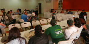 COMSA, cultiva pricipios saludables en la niñez, un hijo de socios de COMSA, explica a las autoridades los beneficios para la vida de la agricultura orgánica.