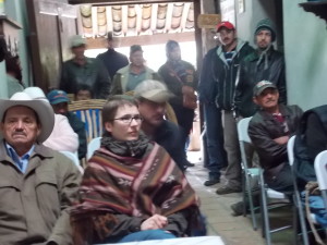 Steffi, escucha las exposiciones de productores y productoras de café.