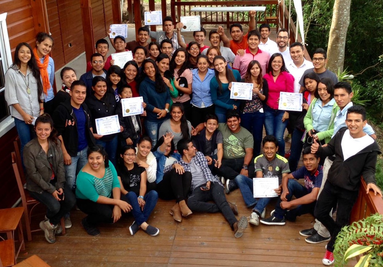 Socios y  socias de COMSA, reciben curso de Yoga Súper Cerebro.