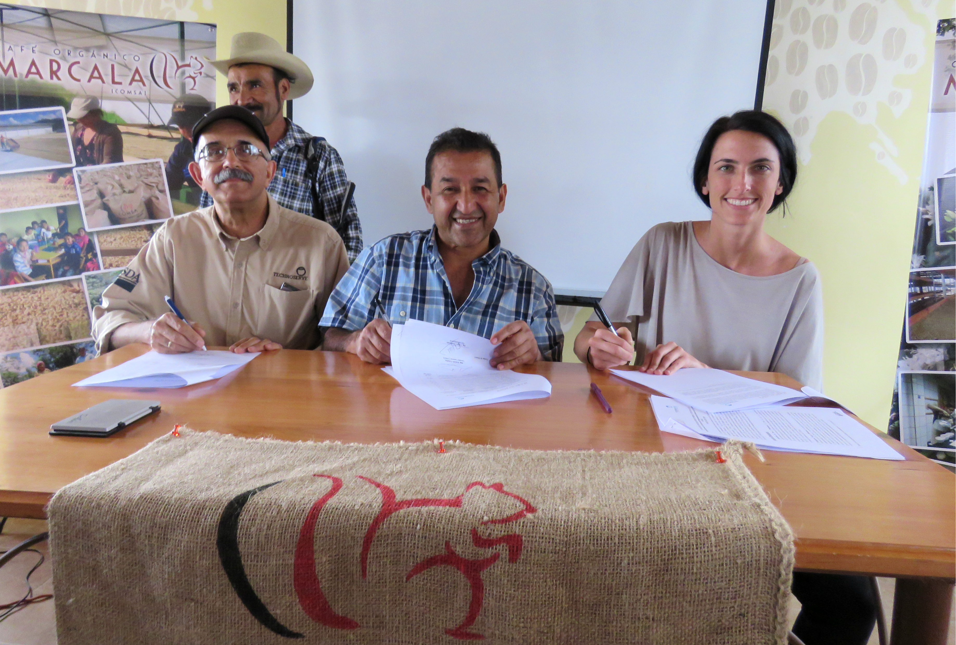 COMSA realiza firma de convenio de comercialización con productores de café