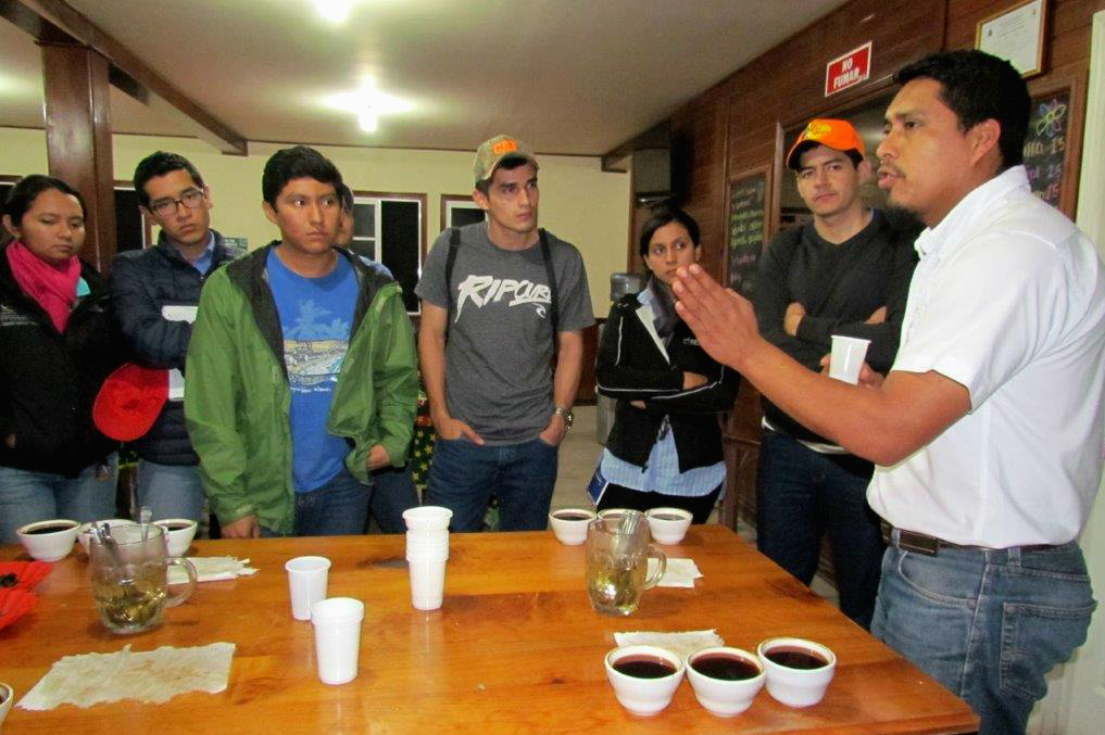 Estudiantes de la Universidad de El Zamorano realizan prácticas orgánicas en Finca La Fortaleza