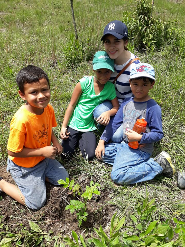 Los estudiantes de CIS celebran el Día del Árbol