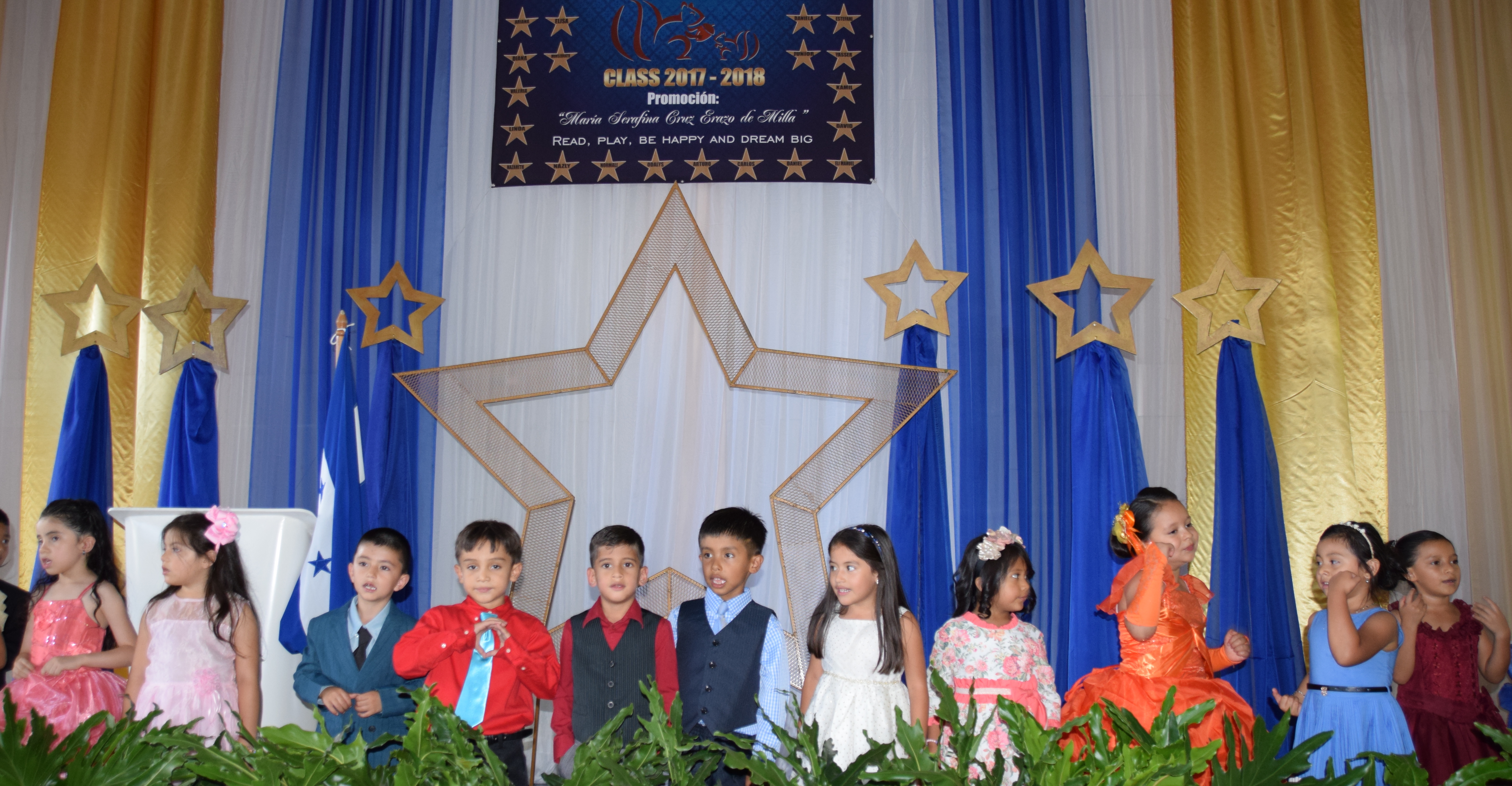 Niños y niñas de COMSA International School reciben su diploma de preparatoria