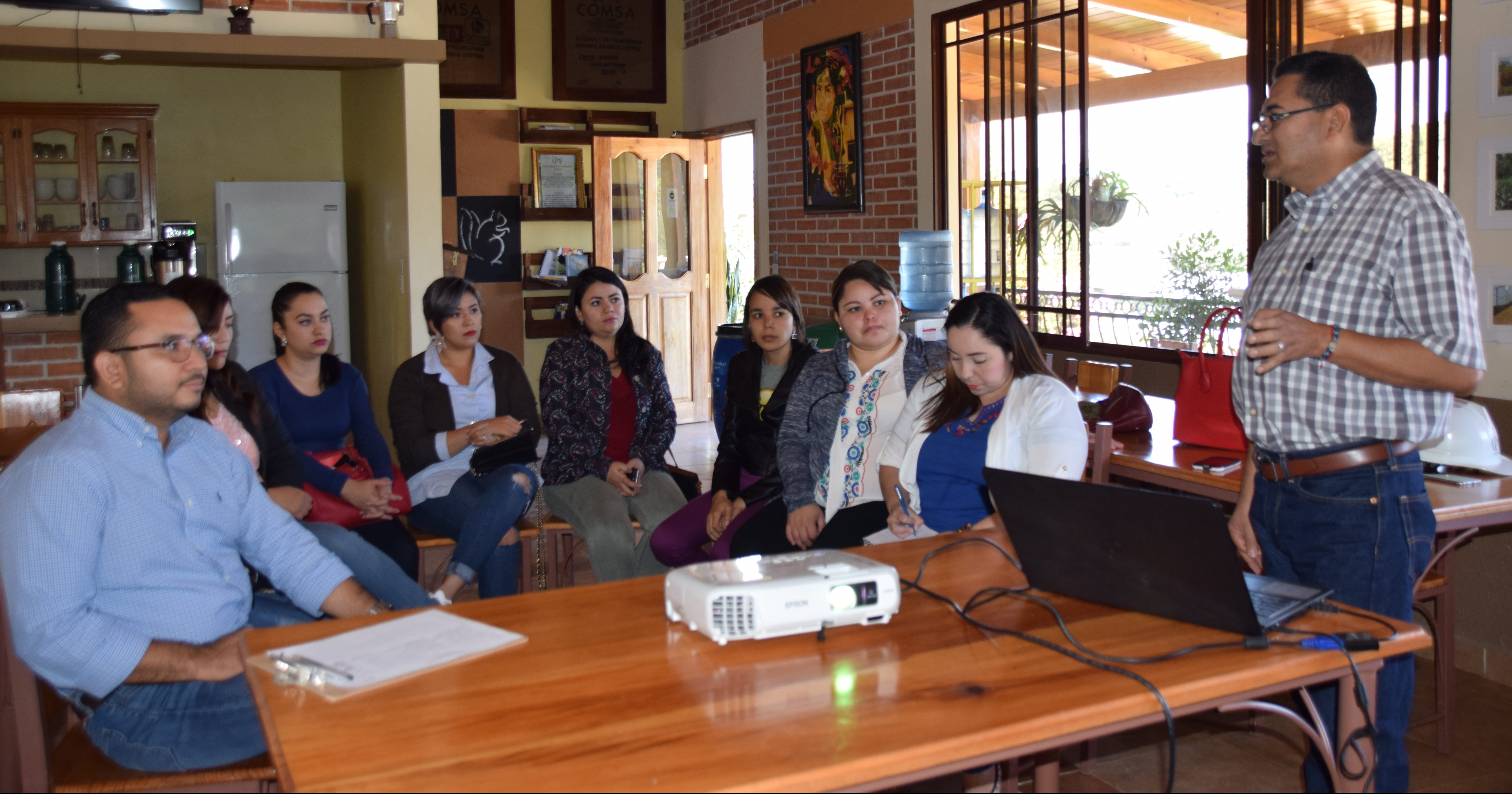 Estudiantes de Maestría de UPH conocen la Filosofía de COMSA