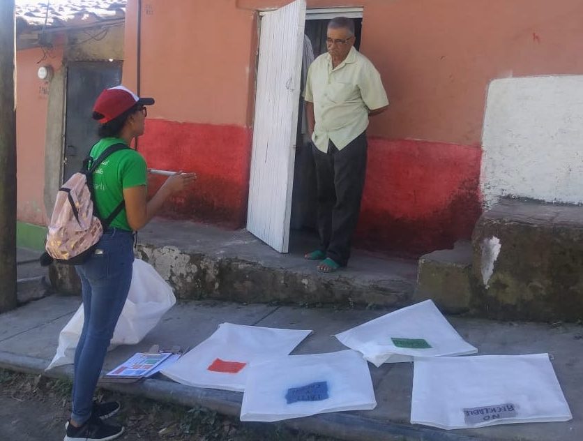 Voluntarios de JLM inician enseñanza casa por casa