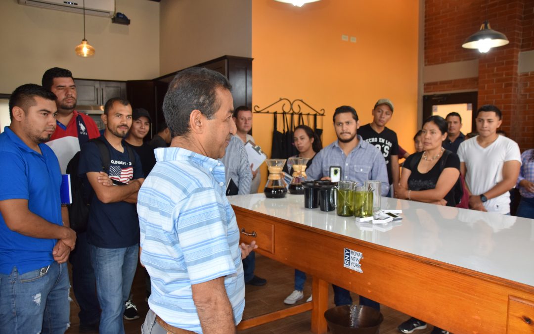 Los estudiantes de la Escuela de Catadores del IHCAFE visitan COMSA