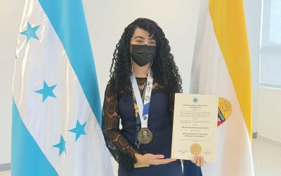 Daniela Alejandra recibe reconocimiento a la excelencia