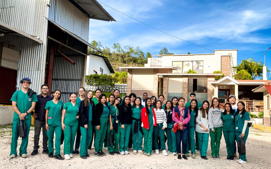 Estudiantes de Nutrición de la UNAH conocen el modelo de COMSA