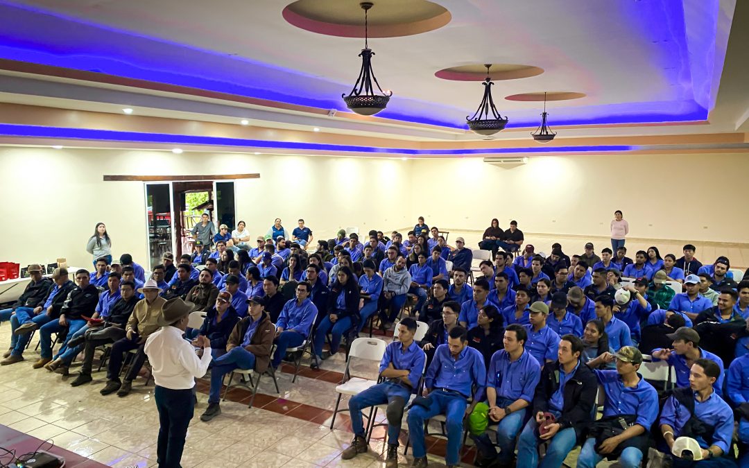 Estudiantes de Ingeniería Agronómica de Zamorano realizan visita académica a COMSA